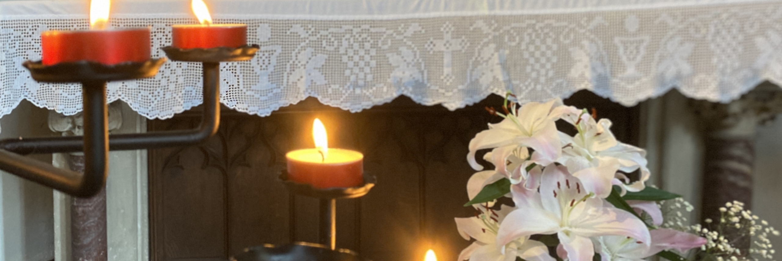 Lilien mit Kerzen
