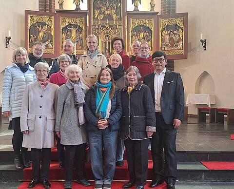 Gruppenfoto des Kirchenchores St. Georg mit dem neuen Chorleiter