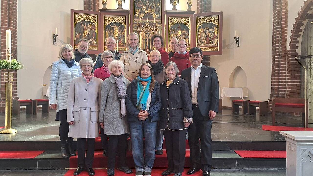 Gruppenfoto des Kirchenchores St. Georg mit dem neuen Chorleiter